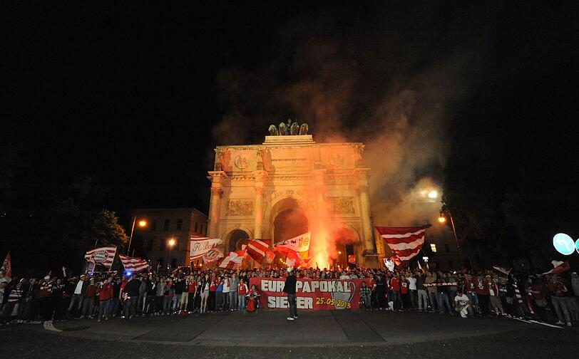 Bayern-Fans ziehen durch die Münchner Innenstadt. Die Bilder von der Jubel-Feier.