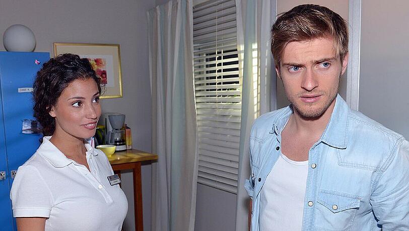 Philip (Jörn Schlönvoigt) weiß nicht, was er davon halten soll, dass Dr. Kant ihm den Zugriff auf die Laborwerte verweigert, hält sich mit seinen Vermutungen bei Ayla (Nadine Menz) jedoch zurück Philip (Jörn Schlönvoigt) weiß nicht, was er davon halten soll, dass Dr. Kant ihm den Zugriff auf die Laborwerte verweigert, hält sich mit seinen Vermutungen bei Ayla (Nadine Menz) jedoch zurück