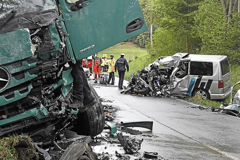 Auf der Staatsstraße 2010 zwischen Oberkretzach und Irschenberg kollidierte ein VW-Bus mit einem entgegenkommenden Holzlaster.