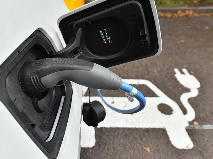 Ein Elektroauto wird an einer Ladestation aufgeladen.