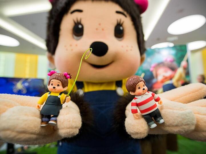 Ein als Monchhichi verkleideter Darsteller während der Neuheitenschau zur 69. Internationalen Spielwarenmesse im vergangenen Jahr. Foto: Daniel Karmann/Archiv