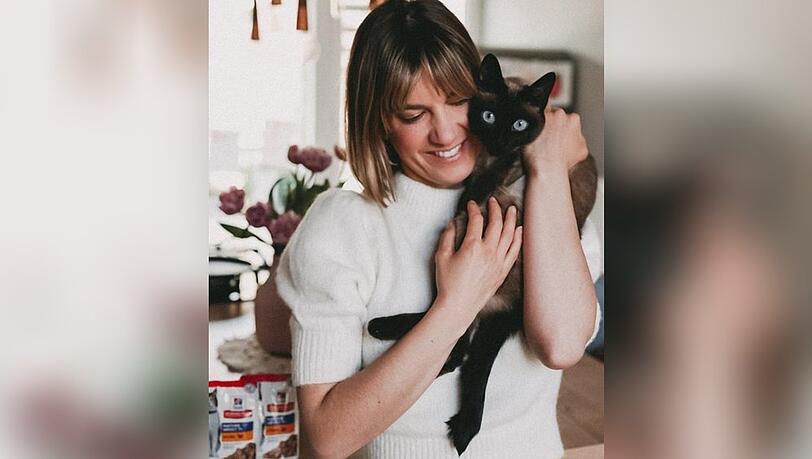 Isabell Horn mit Familienkatze Mia.