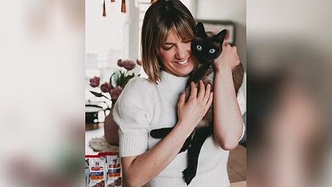 Isabell Horn mit Familienkatze Mia.