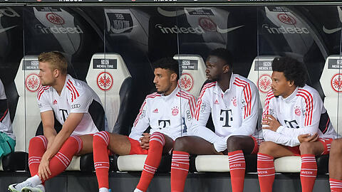 Matthijs de Ligt, Noussair Mazraoui, Tanguy Nianzou und Leroy Sané (v.l.) werden auch gegen Wolfsburg zunächst auf der Bank Platz nehmen müssen.