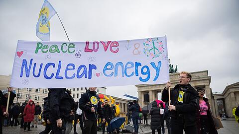 Teilnehmer eines Protests in Berlin gegen die Abschaltung der letzten drei deutschen Kernkraftwerke.