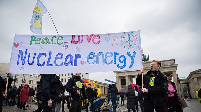 Teilnehmer eines Protests in Berlin gegen die Abschaltung der letzten drei deutschen Kernkraftwerke.