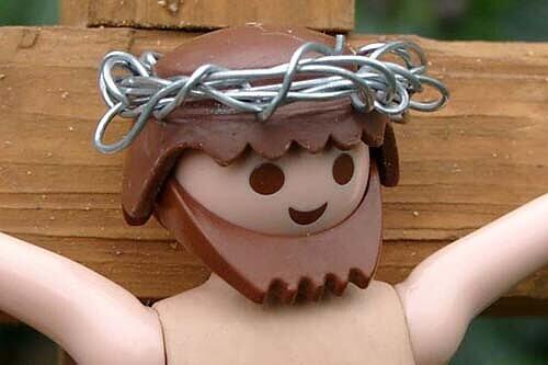 Ein Playmobil-Christus mit Dornenkrone am Kreuz