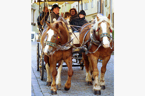 Ein Bild, das bald Geschichte ist: romantische Pferdekutschfahrten durch Rothenburg.