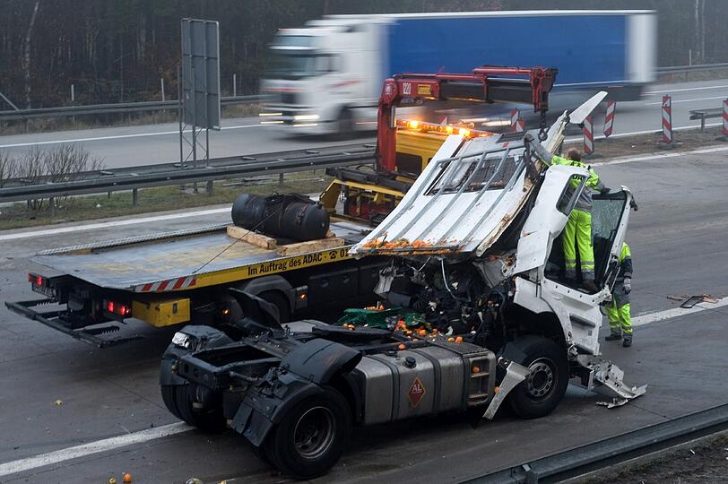 Am Dienstagabend waren
in Richtung Berlin acht Lastwagen und 16 Autos ineinander gekracht.
Zwischen Klein Marzehns und Niemegk in Brandenburg schränkten
Nebelfelder die Sicht stark ein. &bdquo;Zum Unfallzeitpunkt lag die Sicht
teilweise unter 20 Metern&ldquo;, sagte ein Polizeisprecher am Mittwoch.