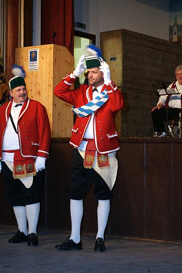 Am Donnerstag war mit der Generalprobe des Schäfflertanzes im Augustinerkeller der Startschuss für die Tanzsaison 2012 gegeben worden.