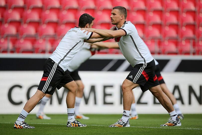 Das Antreiber-Duell: Özil (l.) gegen Podolski