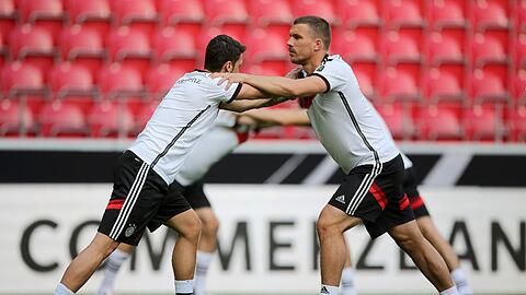 Das Antreiber-Duell: Özil (l.) gegen Podolski