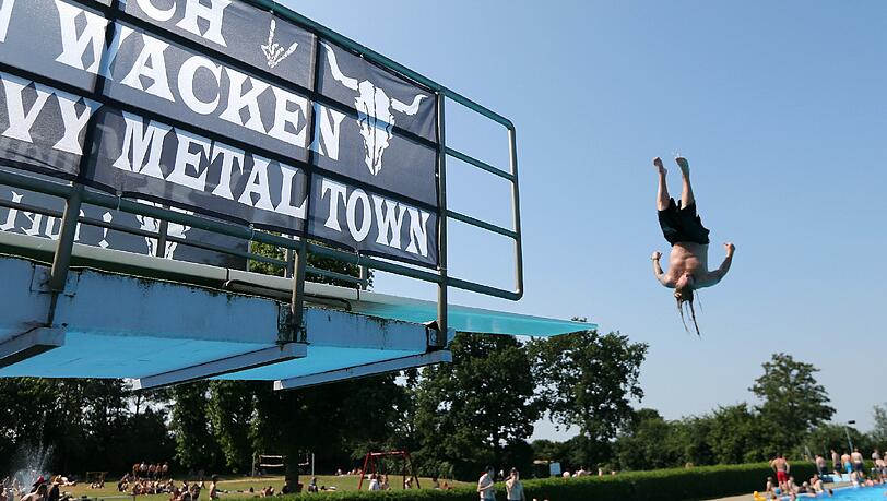 Brütende Hitze in Wacken. Die Metal-Fans strömen zu Tausenden ins örtliche Freibad. Brütende Hitze in Wacken. Die Metal-Fans strömen zu Tausenden ins örtliche Freibad.