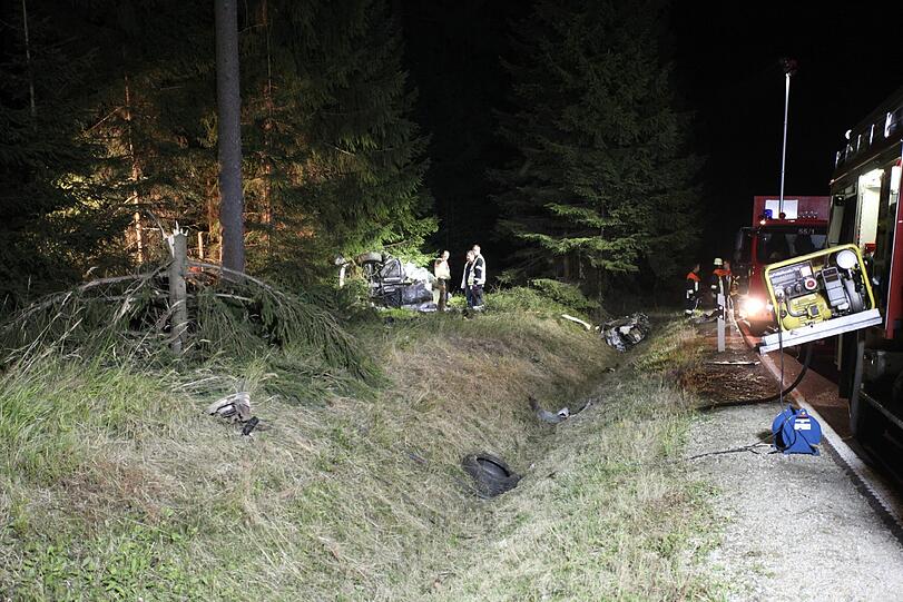Durch die Wucht des Aufpralls wurde der Mercedes regelrecht zerfetzt. Der Fahrer starb in den Trümmern.