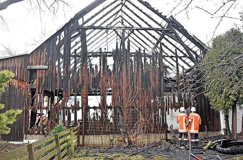 Bilder vom Bauernhof-Brand in Neufahrn bei Freising. Der Landwirt erlitt einen Herzinfarkt, als er den Brand bemerkte.