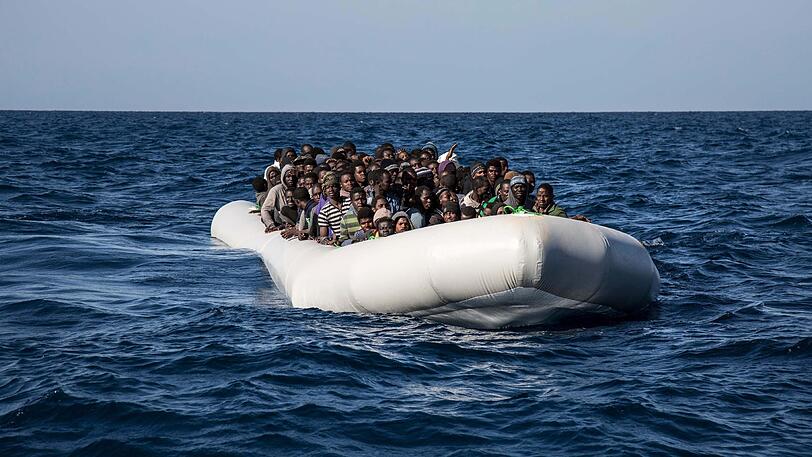 Flüchtlinge auf dem Mittelmeer, zusammengepfercht in einem Schlauchboot. (Archivbild)