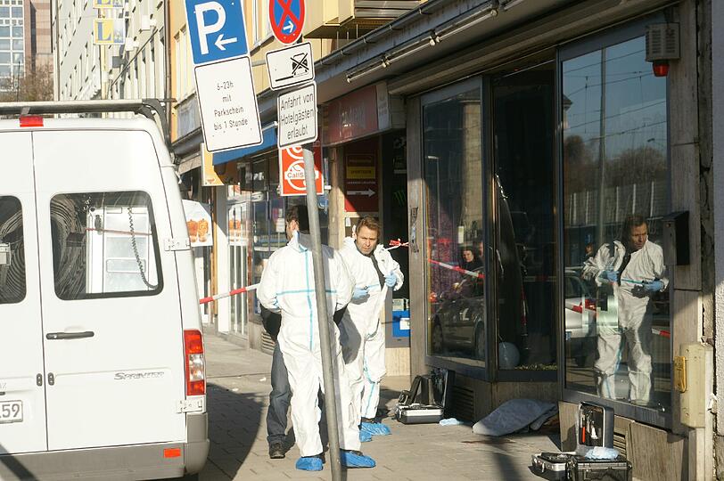Eine Frau stirbt nach einem blutigen Vorfall im Nachtclub. Die Bilder von der Spurensicherung am "Kapitol" in der Arnulfstraße.