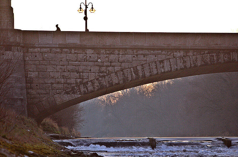 Bei der Wittelsbacher Brücke wurde ein Nackter gesichtet. Die Polizei und einige Anwohner halfen dem armen Mann.