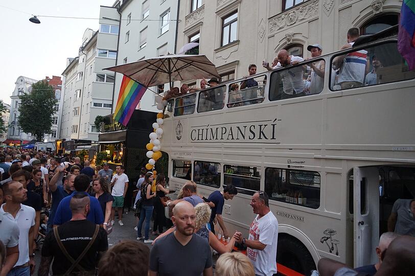 Laut, bunt und vor allem schwul: Das Hans-Sachs-Straßenfest zieht knapp 10.000 Menschen aus München und der queeren Szene an.