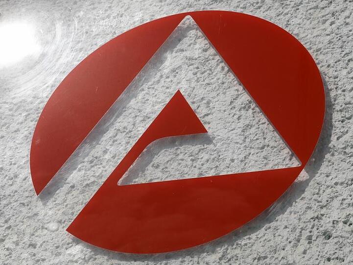 Schild mit dem Logo der Agentur für Arbeit. Foto: Bernd Wüstneck/Archiv
