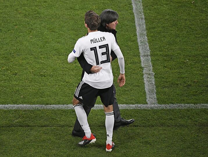 Comeback bei der EM? Müller mit Bundestrainer Löw.