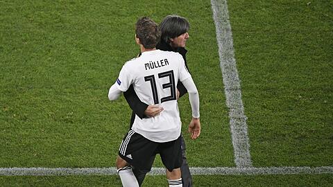 Comeback bei der EM? Müller mit Bundestrainer Löw.
