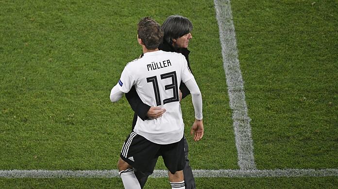Comeback bei der EM? Müller mit Bundestrainer Löw.