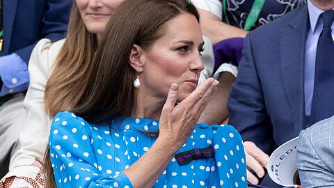In Wimbledon wollte Kate jemanden mit einer besonderen Geste grüßen.