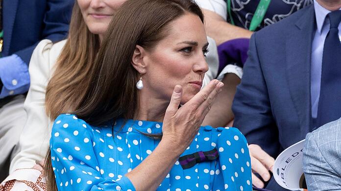In Wimbledon wollte Kate jemanden mit einer besonderen Geste grüßen.