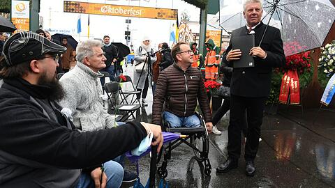 Münchens Oberbürgermeister Dieter Reiter trifft bei der Gedenkveranstaltung für die Opfer des Oktoberfest-Attentats am Denkmal vor dem Haupteingang Betroffene.