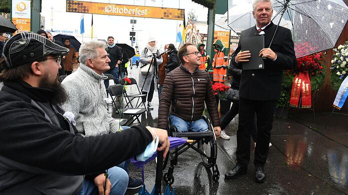 Münchens Oberbürgermeister Dieter Reiter trifft bei der Gedenkveranstaltung für die Opfer des Oktoberfest-Attentats am Denkmal vor dem Haupteingang Betroffene.