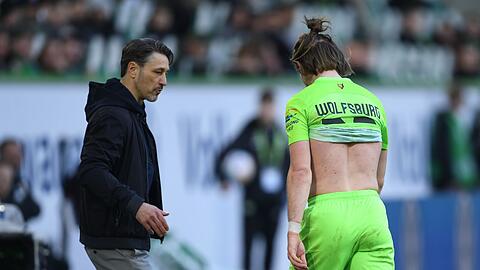 Der Wolfsburger Patrick Wimmer (r) geht nach einer Roten Karte an VfL-Trainer Niko Kovac vorbei.