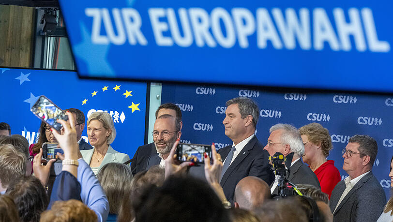 Mit steinerner Miene kommt Markus Söder bei der CSU-Wahlparty auf die Bühne.