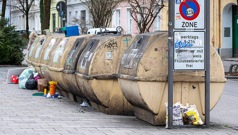 In Wertstoffcontainern bzw. Wertstoffinseln können verschiedene Kunststoffe und Metalle eingeworfen werden. In Wertstoffcontainern bzw. Wertstoffinseln können verschiedene Kunststoffe und Metalle eingeworfen werden.