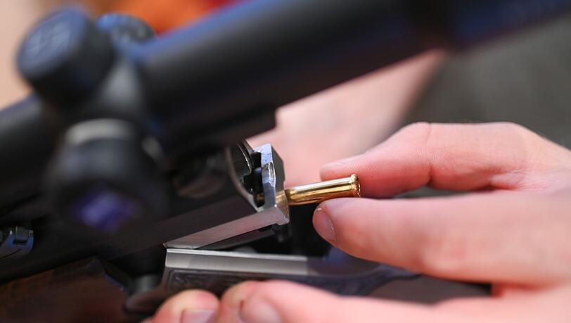 Bei einem 60-jährigen Mann in Lübtheen hat die Polizei nach eigenen Angaben Waffen und Sprengstoff sichergestellt. (Symbolbild)