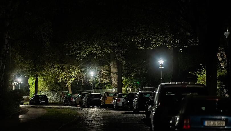 Der Kirchweg im Berliner Ortsteil Nikolassee ist bei einem Stromausfall weitgehend dunkel, da nur die Gaslaternen noch Licht spenden.