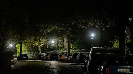 Der Kirchweg im Berliner Ortsteil Nikolassee ist bei einem Stromausfall weitgehend dunkel, da nur die Gaslaternen noch Licht spenden.