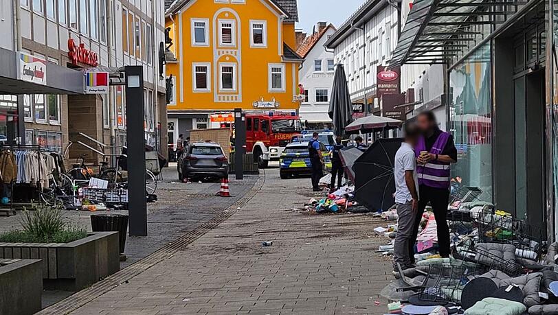 Das Auto fuhr laut Polizei mit hoher Geschwindigkeit durch die Fußgängerzone. Das Auto fuhr laut Polizei mit hoher Geschwindigkeit durch die Fußgängerzone.