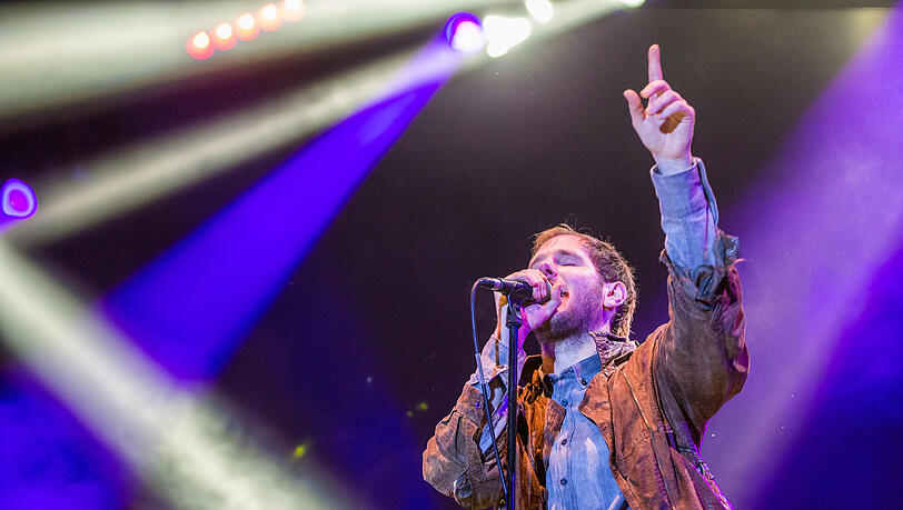 Geben auf dem Tollwood ein Zusatzkonzert: Die Band Wanda um Sänger Michael Marco Fitzthum (im Bild am 11.10.2015 auf dem Königsplatz in München) Geben auf dem Tollwood ein Zusatzkonzert: Die Band Wanda um Sänger Michael Marco Fitzthum (im Bild am 11.10.2015 auf dem Königsplatz in München)