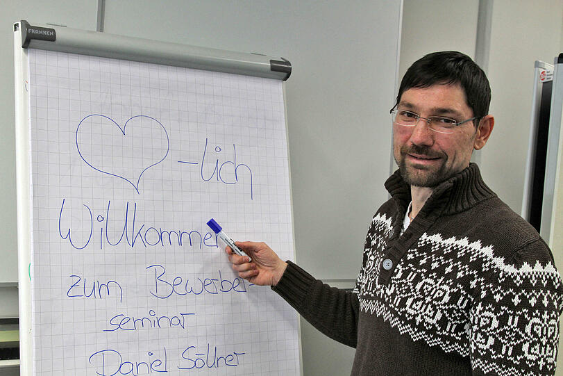 Daniel Söllner von der Arbeitsagentur hilft Schülern in Seminaren, sich richtig für einen Ausbildungsplatz zu bewerben.