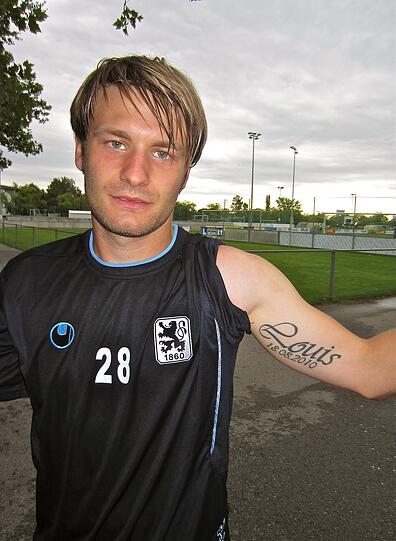 Halfar trägt den Namen und den Geburtstag seines Sohnes Louis unter der Haut. Vor zwei Jahren kam der Kleine mit einem Herzfehler auf die Welt und musste sogar operiert werden. Er wurde gesund. Halfar: &bdquo;Er ist putzmunter und kann schon gut sprechen.&ldquo;