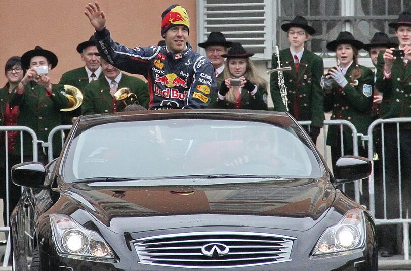 Große Siegesfeier für Sebastian Vettel in Graz: 30.000 Fans feiern den dreimaligen Titelträger, der er in seinem Red Bull einige Runden durch das alte Zentrum der österreichischen Stadt drehte.