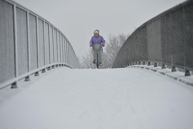 Eine verschneite Brücke in Wiesbaden.