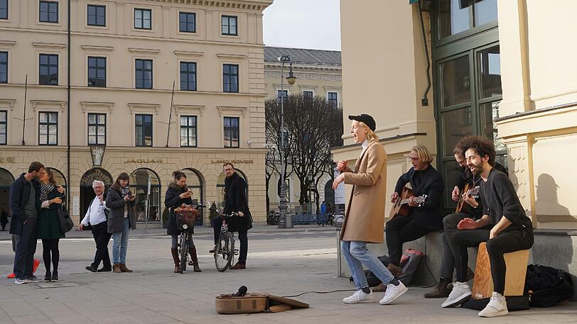 Im Biergarten am Viktualienmarkt, im Hofgarten, am Wiener Platz oder Rindermarkt, sogar auf den Treppen zur Staatskanzlei - München bietet die schönsten Ecken, um die Frühlingssonne in vollen Zügen zu genießen.
