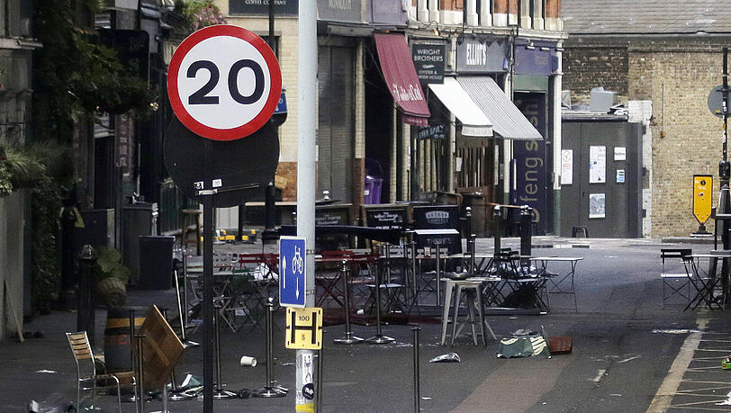 Nach dem Anschlag bietet der Borough Market in London noch immer ein Bild der Verwüstung - Britische Polizisten haben nach den Terroranschlägen in Manchester und London weitere Verdächtige festgenommen. Nach dem Anschlag bietet der Borough Market in London noch immer ein Bild der Verwüstung - Britische Polizisten haben nach den Terroranschlägen in Manchester und London weitere Verdächtige festgenommen.