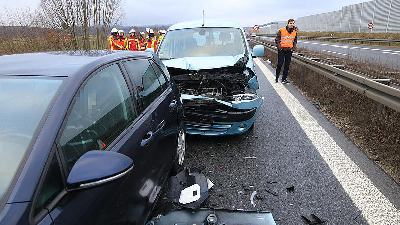 Bei der Massenkarambolage auf der A73 verletzten sich 18 Personen. Die Bilder von der Unfallstelle bei Breitengüßbach zum Durchklicken.