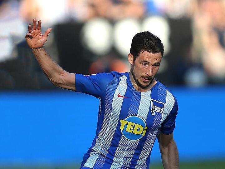 Mathew Leckie von Hertha BSC läuft mit dem Ball über das Spielfeld. Foto: Andreas Gora/Archivbild