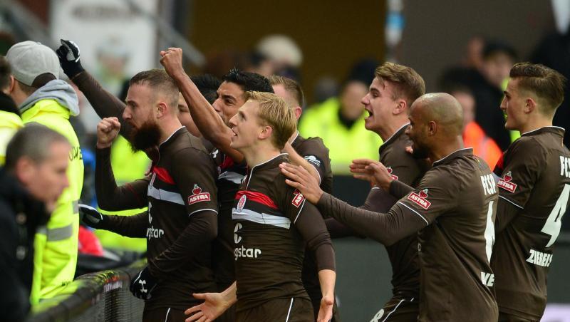 Die Spieler des FC St. Pauli feiern den 4:1-Sieg über den 1.FC Magdeburg im Millerntor-Stadion. Die Spieler des FC St. Pauli feiern den 4:1-Sieg über den 1.FC Magdeburg im Millerntor-Stadion.