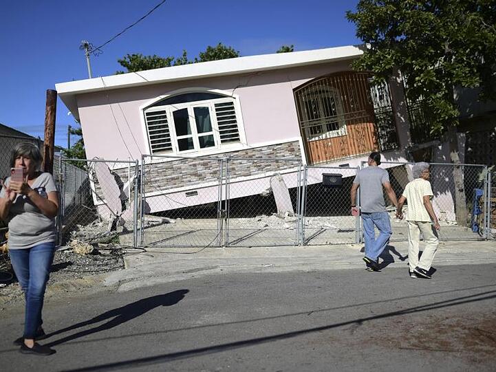 Obdachlos: Bewohner vor einem Haus, das nach dem Erdbeben in Guanica teilweise eingestürzt ist.