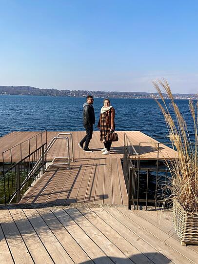Melissa und Ali stimmen sich schon mal auf ihre Traumhochzeit am See ein. Melissa und Ali stimmen sich schon mal auf ihre Traumhochzeit am See ein.